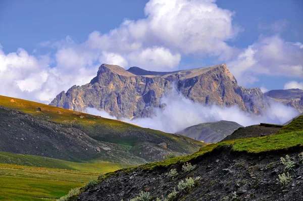 Paysage de montagne de la région nord de l'Azerbaïdjan — Photo