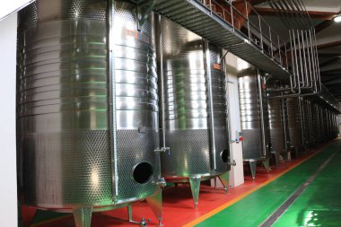 Şaraphane. Bitki içinde endüstriyel konteynerler