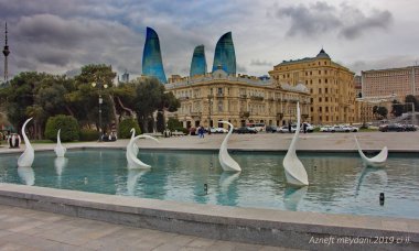 Azneft Meydanı'ndaki mimari kompleks akşam ın erken saatlerinde.