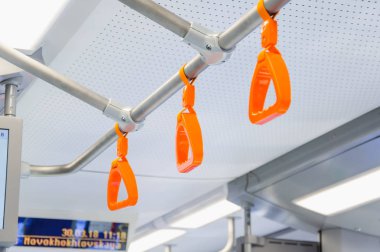 Modern bir tren ayakta yolcu handholds asılı. Banliyö ve kentsel ulaşım