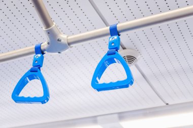 Modern bir tren ayakta yolcu handholds asılı. Banliyö ve kentsel ulaşım