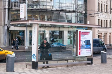 Moskova, Rusya - 22 Mart 2018: Yeni modern akıllı otobüs durağı Barrikadnaya Caddesi üzerinde