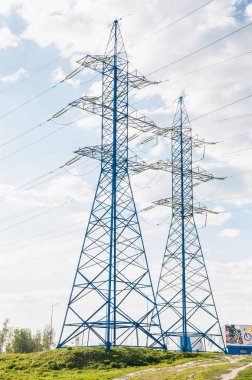 Yüksek gerilim elektrik Kulesi. Yeni boyalı güç hattı direkleri