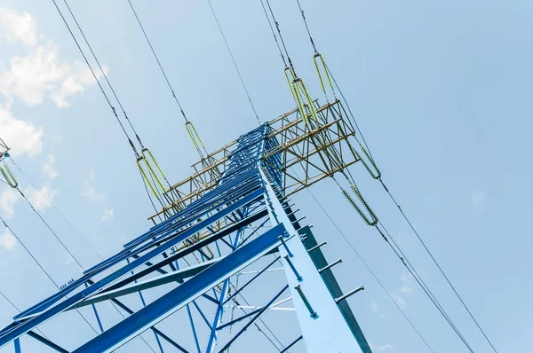 Yüksek gerilim elektrik Kulesi. Yeni boyalı güç hattı direkleri