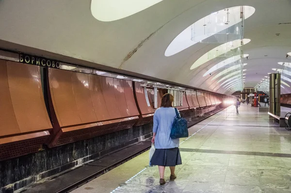 列車はモスクワ地下鉄 Lublinsko Dmitrovskaya 線上駅 Borisovo に着いたモスクワ ロシア 2018 — ストック写真
