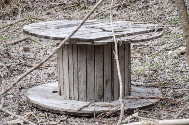 Eski ahşap kablo davul yere