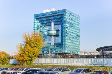 Moskova, Rusya - 8 Ekim 2014: Park edebilirsiniz. Bir metro treninin damıtma bölümünde Tekstilshchiki ve Volgogradsky Prospekt istasyonları arasında. İş merkezinin Avilon Plaza