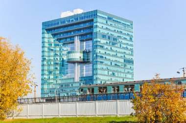 Moskova, Rusya - 8 Ekim 2014: Damıtma bölümünde Tekstilshchiki ve Volgogradsky Prospekt istasyonları arasında bir metro treninin. İş merkezinin Avilon Plaza