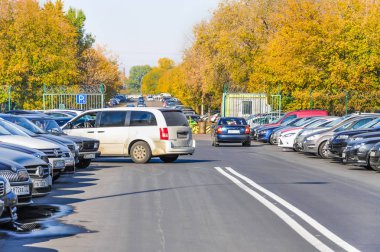 Moskova, Rusya - 8 Ekim 2014: Park yerinin arabalarla dolu. Otoparklar. Sonbahar kentsel görünümü