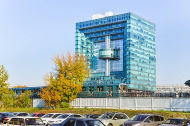 Moskova, Rusya - 8 Ekim 2014: Park edebilirsiniz. Bir metro treninin damıtma bölümünde Tekstilshchiki ve Volgogradsky Prospekt istasyonları arasında. İş merkezinin Avilon Plaza