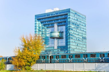 Moskova, Rusya - 8 Ekim 2014: Damıtma bölümünde Tekstilshchiki ve Volgogradsky Prospekt istasyonları arasında bir metro treninin. İş merkezinin Avilon Plaza