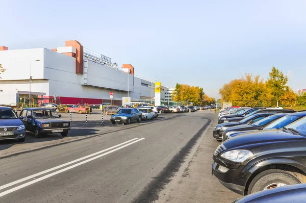 Moskova, Rusya - 8 Ekim 2014: Volgograd prospektüs, Moskova otomobil fabrikası 