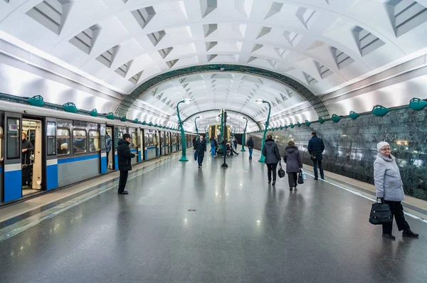 Moskva Ryssland April 2015 Tåget Anlände Vid Tunnelbanestationen Slavyansky Bulvar — Stockfoto