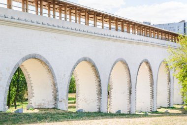 Moskova. Rusya. Rostokino su kemeri (Millionny Köprüsü). 1780-1804 yılında inşa Yauza Nehri, Rostokino bölgesinde, üzerinde bir taş su kemeri