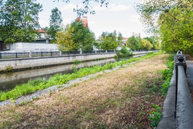 Rusya, Moskova. Yauza nehir Rostokino bölgesinde. Pitoresk bir nehir, dolgu