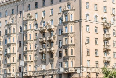 Bay Windows ve on katlı tuğla konut daire ev Prospekt Mira üzerinde balkon 1959 yılında inşa edildi. Moscow, Rusya Federasyonu