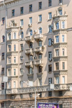 Bay Windows ve on katlı tuğla konut daire ev Prospekt Mira üzerinde balkon 1959 yılında inşa edildi. Moscow, Rusya Federasyonu