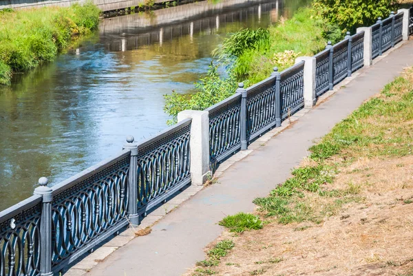 Rusya, Moskova. Yauza nehir Rostokino bölgesinde. Pitoresk bir nehir, dolgu