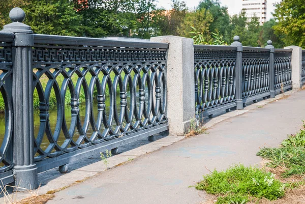 Dolgu Yauza Rostokino bölgesinde Nehri'nin üzerinde dökme demir korkuluk. Moscow, Rusya Federasyonu