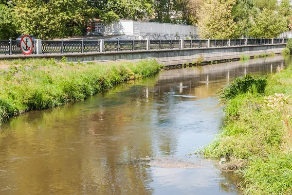 Rusya, Moskova. Yauza nehir Rostokino bölgesinde. Pitoresk bir nehir, dolgu