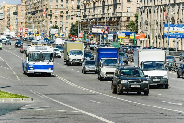 モスクワ ロシア連邦 2010 自動車とミラの見通しの公共交通 — ストック写真