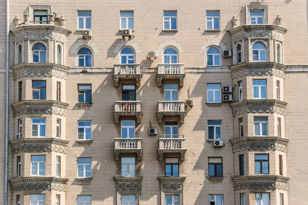 Bay Windows ve on katlı tuğla konut daire ev Prospekt Mira üzerinde balkon 1959 yılında inşa edildi. Moscow, Rusya Federasyonu