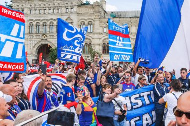 Moskova, Rusya - 26 Haziran 2018: 2018 Dünya Kupası. Hayranları bayrakları ve Kızıl Meydan pankartlar ile Fransız