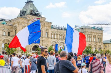 Moskova, Rusya - 26 Haziran 2018: 2018 Dünya Kupası. Kızıl Meydan bayrakları ile Fransız hayranları
