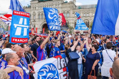 Moskova, Rusya - 26 Haziran 2018: 2018 Dünya Kupası. Hayranları bayrakları ve Kızıl Meydan pankartlar ile Fransız