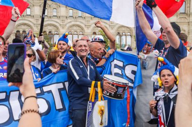 Moskova, Rusya - 26 Haziran 2018: 2018 Dünya Kupası. Hayranları bayrakları ve Kızıl Meydan pankartlar ile Fransız