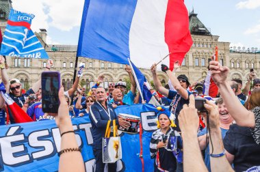 Moskova, Rusya - 26 Haziran 2018: 2018 Dünya Kupası. Hayranları bayrakları ve Kızıl Meydan pankartlar ile Fransız