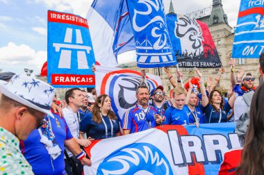 Moskova, Rusya - 26 Haziran 2018: 2018 Dünya Kupası. Hayranları bayrakları ve Kızıl Meydan pankartlar ile Fransız