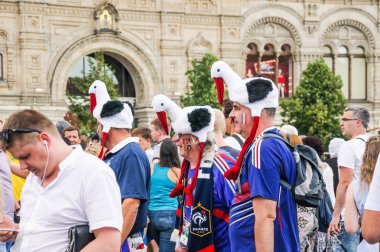 Moskova, Rusya - 26 Haziran 2018: 2018 Dünya Kupası. Şapka leylek (Strasbourg sembolü) üzerinde kırmızı kare şeklinde fanlar Fransız