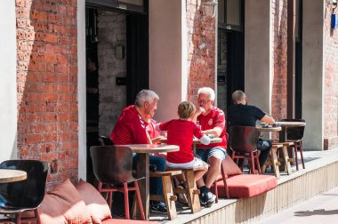 Moskova, Rusya - 26 Haziran 2018: 2018 Dünya Kupası. Bolshaya Nikitskaya Caddesi üzerinde bir kafede Danimarka hayranları