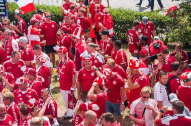 Moskova, Rusya - 26 Haziran 2018: 2018 Dünya Kupası. Kalabalık kırmızı t-shirt içki bira Manezhnaya kare üzerinde Danimarka fanlar