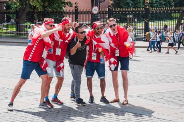 Moskova, Rusya - 26 Haziran 2018: 2018 Dünya Kupası. Manezhnaya kare kırmızı t-shirt Danimarka fanlar
