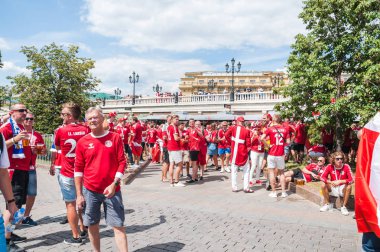Moskova, Rusya - 26 Haziran 2018: 2018 Dünya Kupası. Manezhnaya kare kırmızı t-shirt Danimarka fanlar