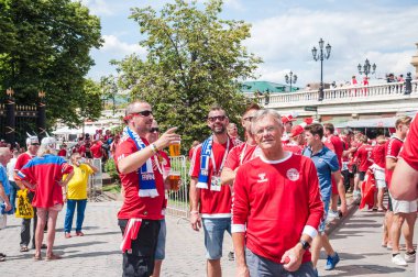 Moskova, Rusya - 26 Haziran 2018: 2018 Dünya Kupası. Manezhnaya kare kırmızı t-shirt Danimarka fanlar