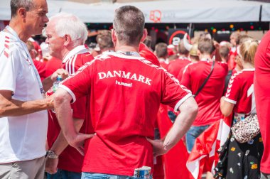 Moskova, Rusya - 26 Haziran 2018: 2018 Dünya Kupası. Manezhnaya kare kırmızı t-shirt Danimarka fanlar