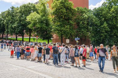 Moskova, Rusya - 26 Haziran 2018: 2018 Dünya Kupası. Metal dedektörü kare kırmızı kare girişinde sıralara