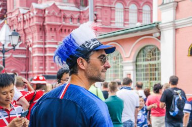 Moskova, Rusya - 26 Haziran 2018: 2018 Dünya Kupası. Kızıl Meydan üzerinde orijinal şapkalı Fransız fan