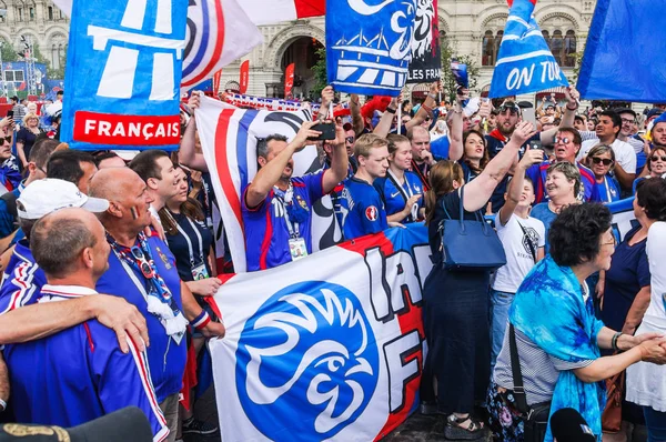 Moskova, Rusya - 26 Haziran 2018: 2018 Dünya Kupası. Hayranları bayrakları ve Kızıl Meydan pankartlar ile Fransız