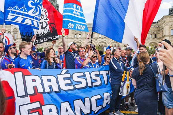 Moskova, Rusya - 26 Haziran 2018: 2018 Dünya Kupası. Hayranları bayrakları ve Kızıl Meydan pankartlar ile Fransız