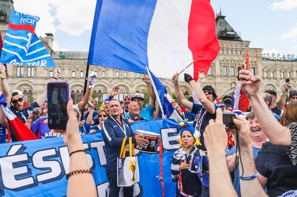 Moskova, Rusya - 26 Haziran 2018: 2018 Dünya Kupası. Hayranları bayrakları ve Kızıl Meydan pankartlar ile Fransız