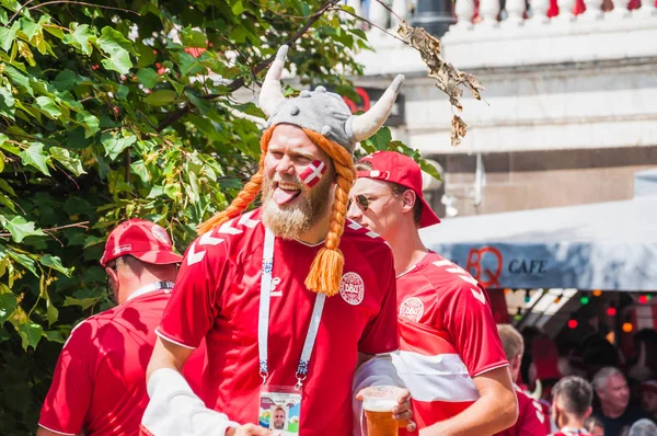 Moskova, Rusya - 26 Haziran 2018: 2018 Dünya Kupası. Manezhnaya kare kırmızı t-shirt Danimarka fanlar