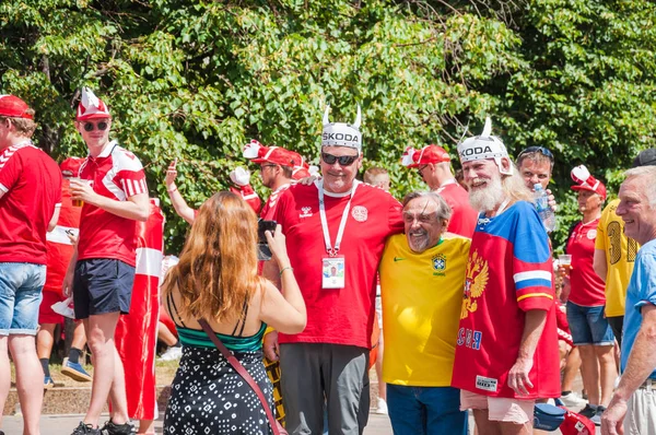 Moskova, Rusya - 26 Haziran 2018: 2018 Dünya Kupası. Danca ve Brezilya Portekizcesi taraftarlara Manezhnaya kare