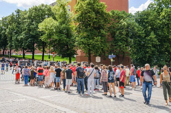 Moskova, Rusya - 26 Haziran 2018: 2018 Dünya Kupası. Metal dedektörü kare kırmızı kare girişinde sıralara