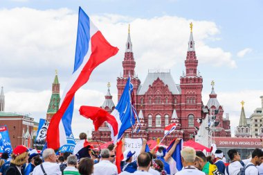 Moskova, Rusya - 26 Haziran 2018: 2018 Dünya Kupası. Kızıl Meydan bayrakları ile Fransız hayranları