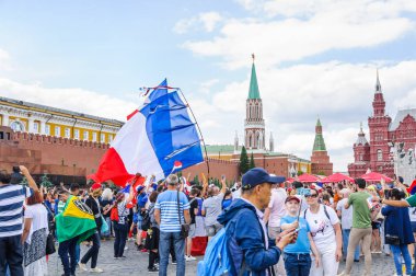 Moskova, Rusya - 26 Haziran 2018: 2018 Dünya Kupası. Kızıl Meydan bayrakları ile Fransız hayranları