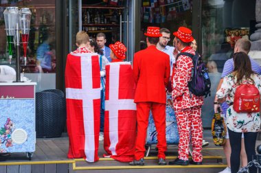 Moskova, Rusya - 26 Haziran 2018: 2018 Dünya Kupası. Danimarka Kızıl Meydan taraftarlara
